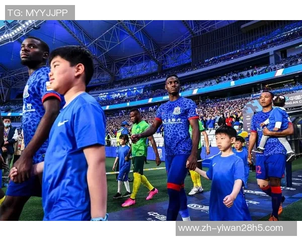 恒大与申花激战正酣中超赛场再掀风云对决引发球迷热议 恒大与申花激战正酣中超赛场再掀风云对决引发球迷热议